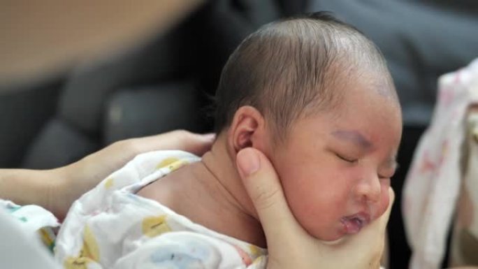 哭泣的新生婴儿的特写镜头