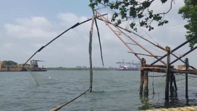 中国渔网在科奇喀拉拉邦，印度渔民在南印度科钦举起中国古代渔网。