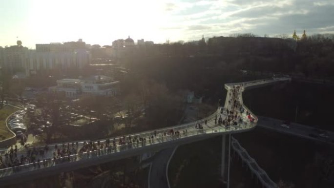 新人行天桥的低角度视图，称为克里琴科桥。