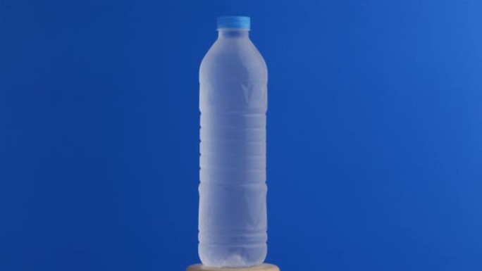 几瓶干净的饮用水慢慢地旋转。干净的水和干净的饮用水概念和爱心健康水瓶视频