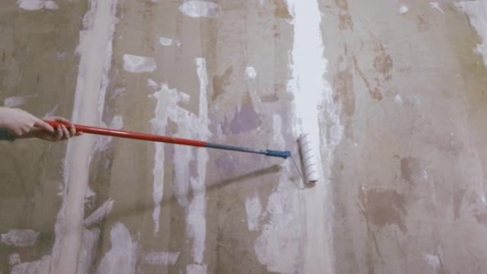 用滚筒用底漆覆盖石膏板墙