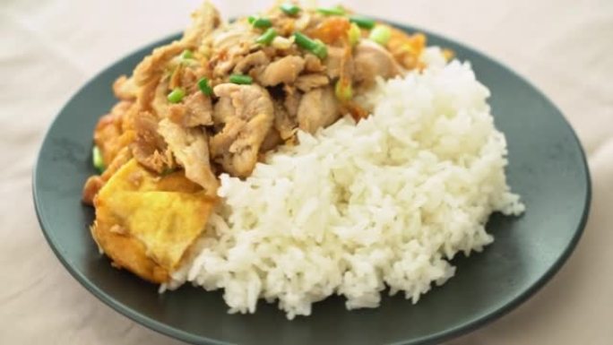 米饭上的大蒜和鸡蛋炒猪肉-亚洲美食风格