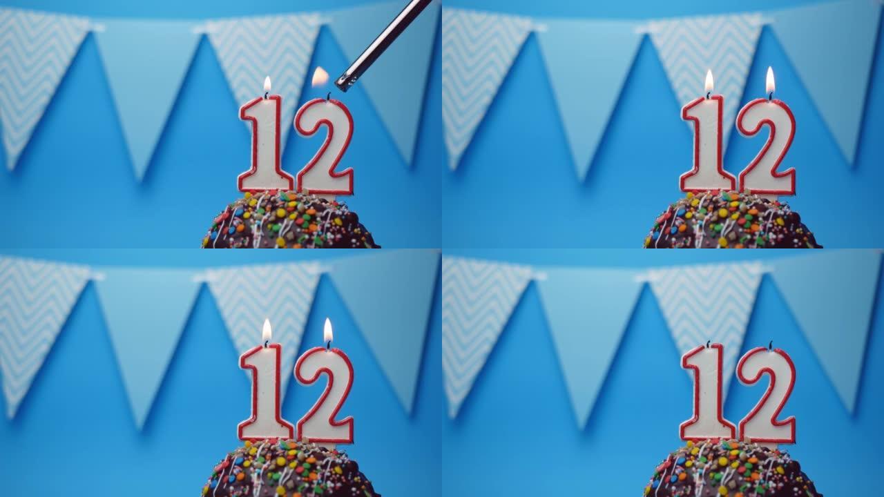 生日快乐问候。12岁，纸杯蛋糕，蓝色背景上有生日蜡烛的生日蛋糕。复制空间。放置文本