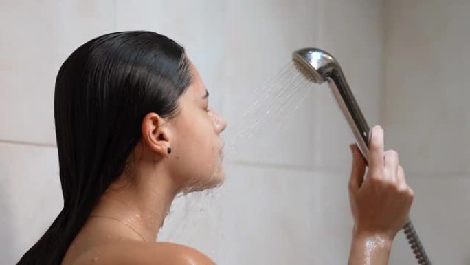 女人在浴室洗了很长的热水澡洗头