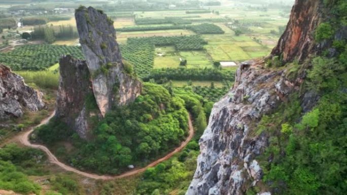 宋卡府奇怪形状山Khao Kuha的空中无人机日出场景。有绿色林木的山。泰国的自然景观背景。黄山。