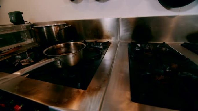 商用厨房炉灶的快速移动镜头。