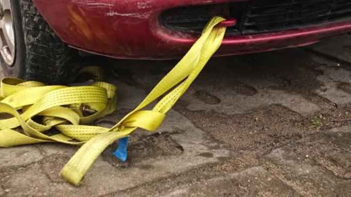 车辆黄色牵引带胶带线，带螺丝挂钩牵引钩，连接在破车前部