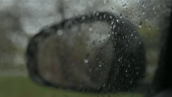 雨天秋天车窗上的雨滴