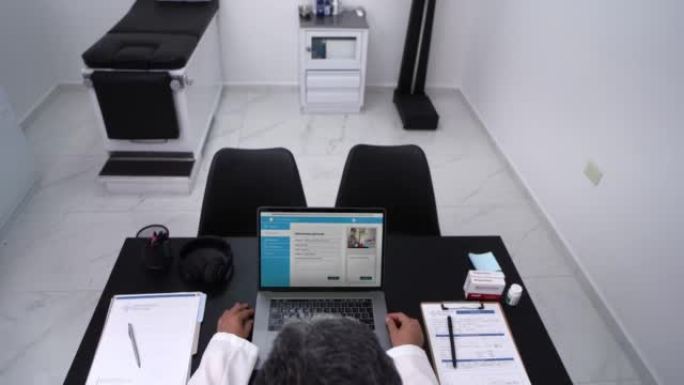 男医生使用笔记本电脑进行远程医疗视频通话