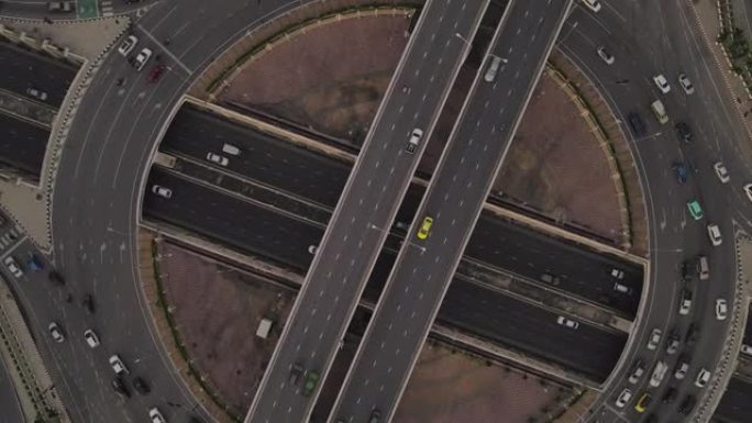 城市的高速公路交叉口，鸟瞰图，高角度视图，日落时曼谷圆环的俯拍