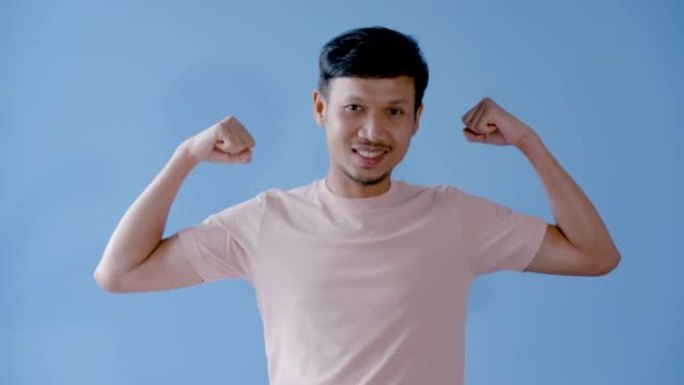 4K 50fps，亚洲男子，小胡子，举起手臂展示他的肌肉显示力量和强壮的身体。肢体语言。显示左臂和右