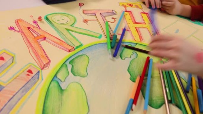 孩子们在地球上绘画和着色的特写镜头，以提高可持续性的重要性