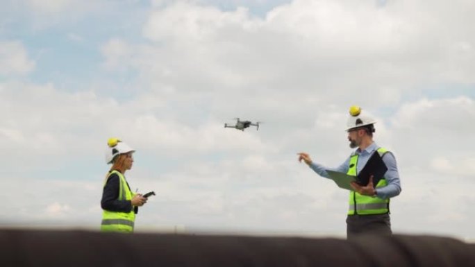 专家在工作中使用无人机进行空中检查。工作中的有用技术