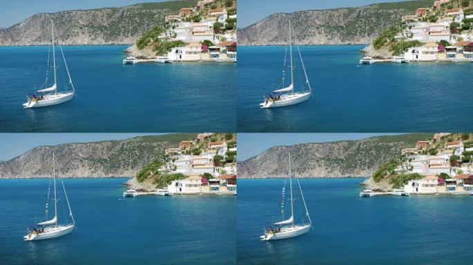 希腊，Cephalonia岛，暑假在可爱的阿索斯村湾的游艇
