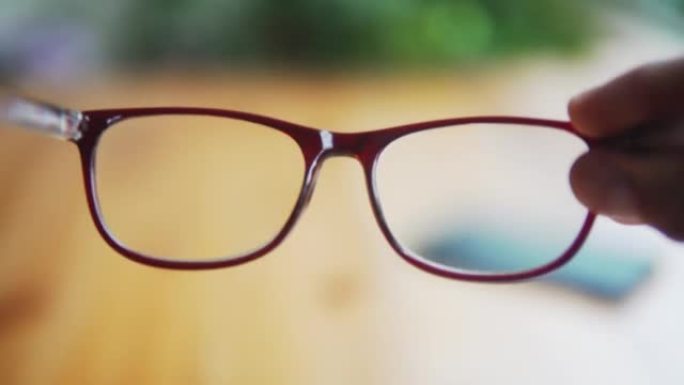 戴眼镜并专注于某事的男人或女人的POV