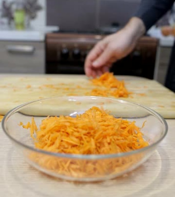 细碎的新鲜胡萝卜，用于烹饪健康食品和沙拉，垂直视频