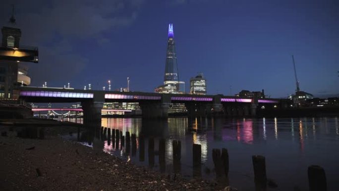 伦敦天际线，晚上在退潮的泰晤士河海滩上有灯光，看着碎片，在冠状病毒新型冠状病毒肺炎封锁中拍摄