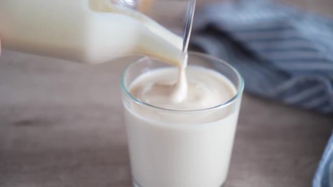 自制发酵乳。传统健康饮料ryazhenka或自制酸奶