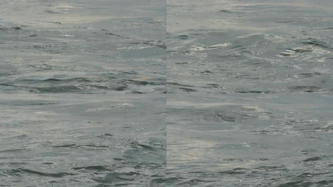 以慢动作拍摄海上小水波的特写镜头。