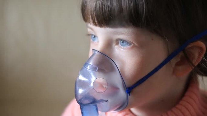 一个孩子用喷雾器吸入。呼吸系统疾病的治疗