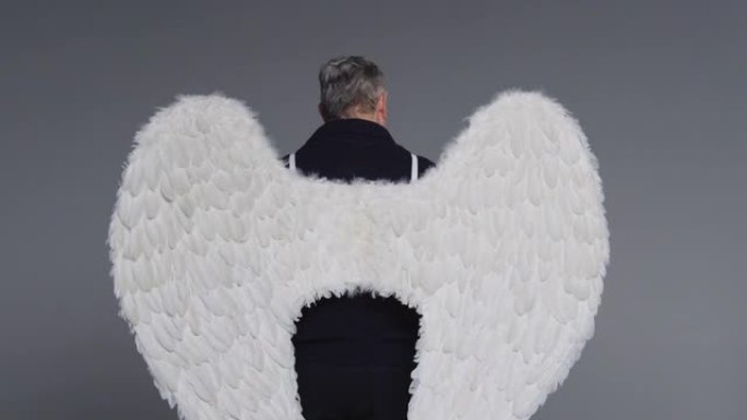 工作室拍摄的商人戴着天使翅膀
