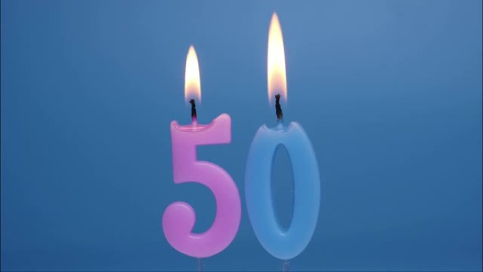 蜡烛在数字50上点燃后融化。