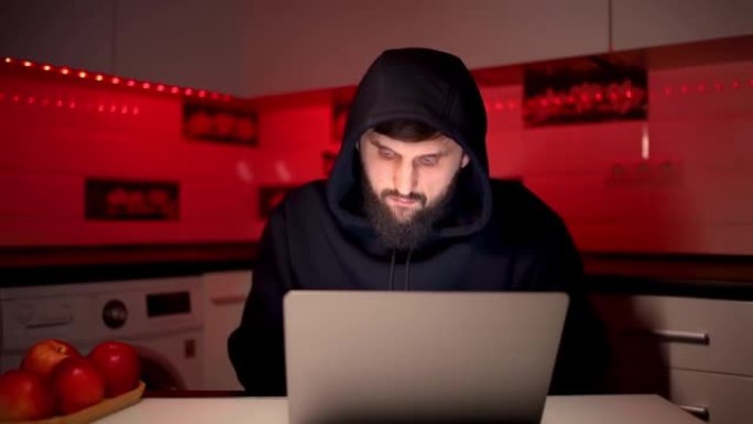 笔记本电脑上的黑衣人