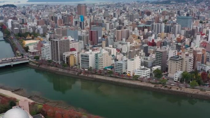 广岛城市景观鸟瞰图，现代日本城市的办公楼和摩天大楼-从亚洲上方看日本的景观全景