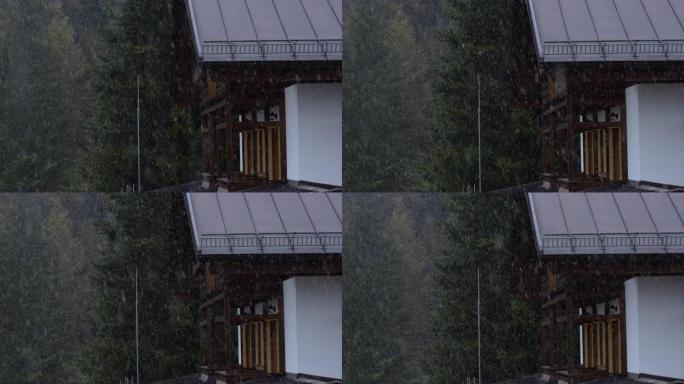 在郊区附近的大雪中，带有经典木屋的冬季景观