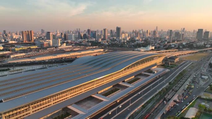 空中无人机高速公路的高角度视图与Bang Sue Grand Station是一个新的铁路枢纽，在泰