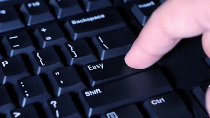 男性手指按下计算机键盘上的Easy按钮的视频片段