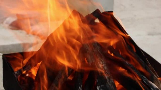燃烧形成煤的木屑。烧烤准备，烹饪前先烧火