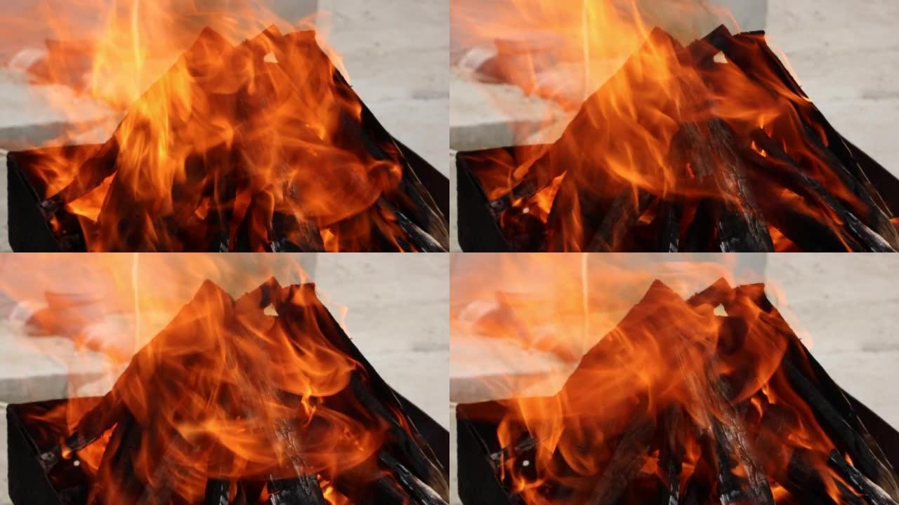 燃烧形成煤的木屑。烧烤准备，烹饪前先烧火