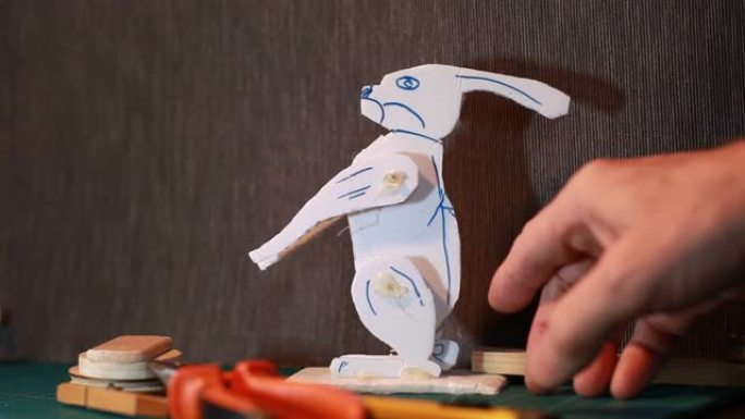 桌面上的兔子原型玩具