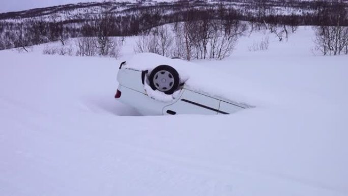 降雪后，汽车在深雪中的山上发生事故后翻车，后视图，汽车行驶结冰的湿滑山路，平移视频