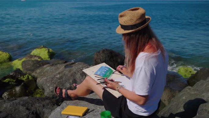 年轻女子在海边休息，画水族海洋景观