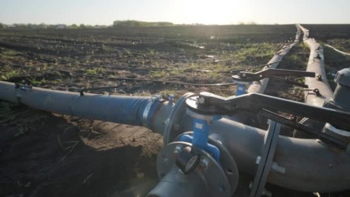 农田灌溉系统。田间使用的节水滴灌系统。