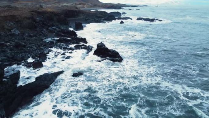 冰岛的海洋海岸，海浪在岩石上破裂，大海侵蚀火山岩，鸟瞰图