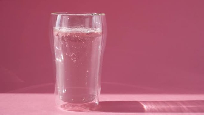 在一杯水中加入胶原粉。超级食品添加剂。慢动作