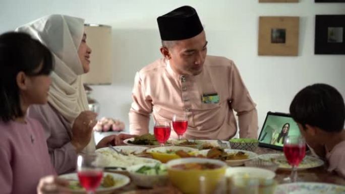 马来穆斯林家庭视频呼叫朋友和家人参加Hari Raya Aidilfitri庆祝活动