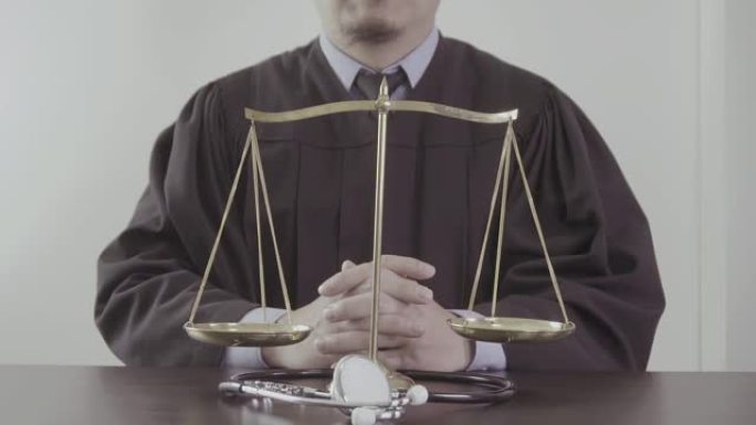 医学法和司法概念。律师和医学法官。医疗保健平衡。医学诉讼。慢动作中的司法健康技术