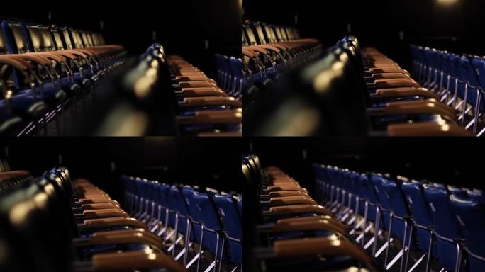 剧院里的空椅子
