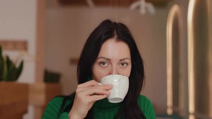 女人坐在咖啡馆喝咖啡