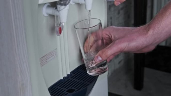 水冷却器，清水从饮水机倒入玻璃中