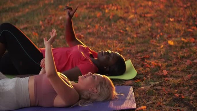 健身休息锻炼休息公园女性朋友瑜伽