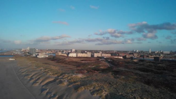 从Zuiderstrand的沙丘上看到的海牙航拍镜头，背景为Duindorp和天际线