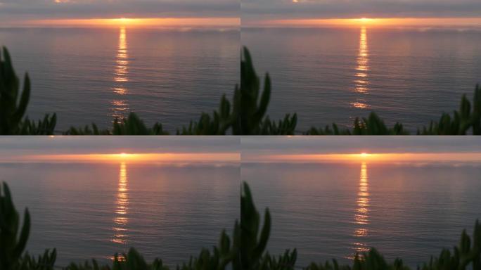 戏剧性的日落，天空和云。托里·派恩斯，加利福尼亚海岸，海洋海水