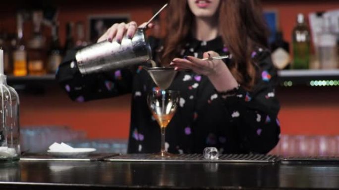 红发女孩年轻成年女性酒保准备混合纸飞机鸡尾酒吧倒冰铃