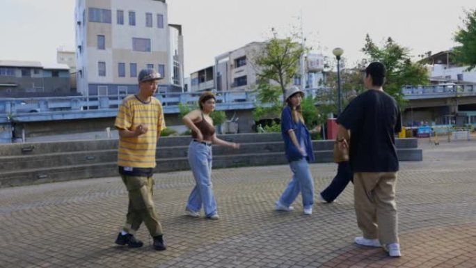 一群台湾年轻人在公园练习舞蹈