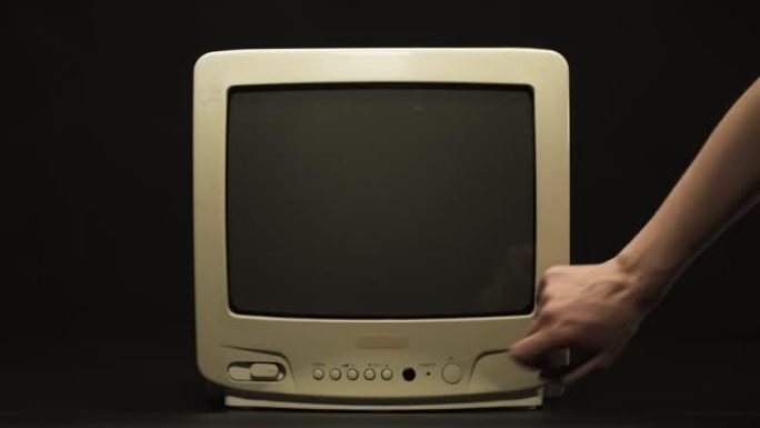 关闭黑色背景上蓝屏的老式复古方形电视。老式电视，信号接收不良，电视设置概念，涟漪和干扰，搜索频道